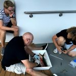 Travail de prélèvement sous le regard de l'équipage