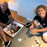 Hubert et Sandrine s'occupant du poisson pêché par le commandant