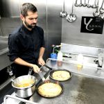 François au fourneaux pour de délicieuse crêpes suzette