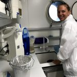 Natascha en train de traiter ses échantillons