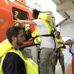 Sophie embarque dans le canot de sauvetage