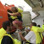 Sandrine s'engouffre dans le canot de sauvetage, pour l'exercice bien sûr !