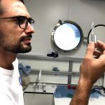 Vincent vérifie l'étanchéité de son échantillon