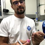 Vincent manipulant au labo