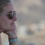 Anouck concentrée, regarde vers le large