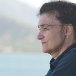 Sophie regardant au large