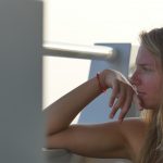 Natascha, rêveuse devant l'océan