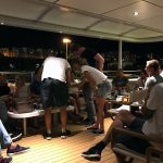 Cocktail de départ avec l'équipage, sur le pont du bateau