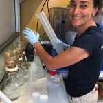 Sophie filtre pour isoler les bactéries de l'eau de mer