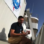 Vincent faisant ses prélèvements sur le pont