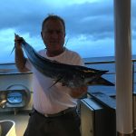 Le commandant et une de ses pêches du jour : le thazard