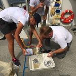 Le commandant aide Natascha pour son prélèvement