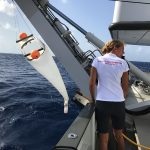 Natascha utilisant le filet manta pour ses prélèvements