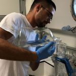 Vincent en train de faire des filtrations