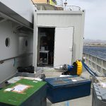 Débalage des caisses devant le labo humide