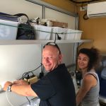 Hubert et Sophie s'occupent de l'installation d'un labo