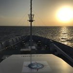 Le navire navigue, direction Praia