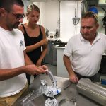 Préparation de l'échantillonneur passif qui sera fixé sur le navire