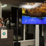Sandrine en pleine conférence devant l'assemblée
