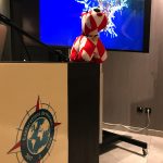 La mascotte de Monaco devant les photos de Sargasses !