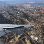 Marseille en vue ! L'avion survole l'étang de Berre.