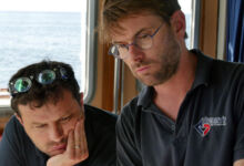 Le chef de mission T.Thibaut et le commandant P.Samuel calculent la nouvelle route de la mission
© Hubert BATAILLE