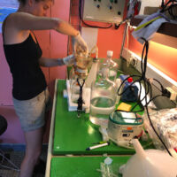 Anouck dans le laboratoire humide, en train de faire une filtration