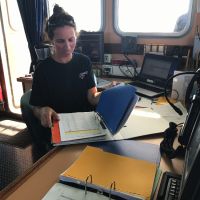 Enora à la timonerie