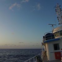 L'Antéa roule sur une mer calme