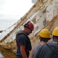 Casques jaunes et casques rouges travaillent mains dans la mains !