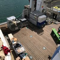 Finit d'admirer l'océan... Il faut préparer les caisses...